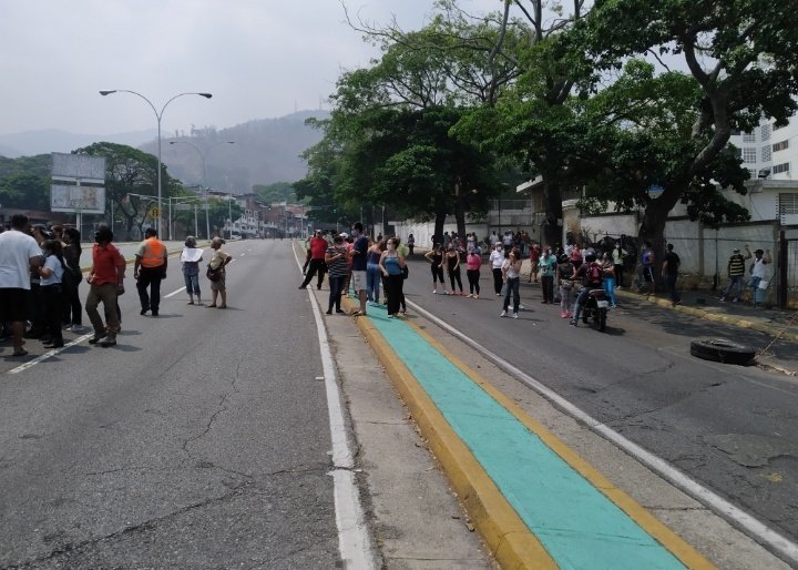 HugoRmarin's tweet photo. #URGENTE #26Mayo se registra protesta por agua a la 1:30 PM. Personas que viven en las residencias San José del Avila, ubicada en la entrada de la cota mil, al final de la avenida Baralt, exigen agua por tuberías. Tienen más de 30 días sin agua. https://t.co/47wrfiZBbh