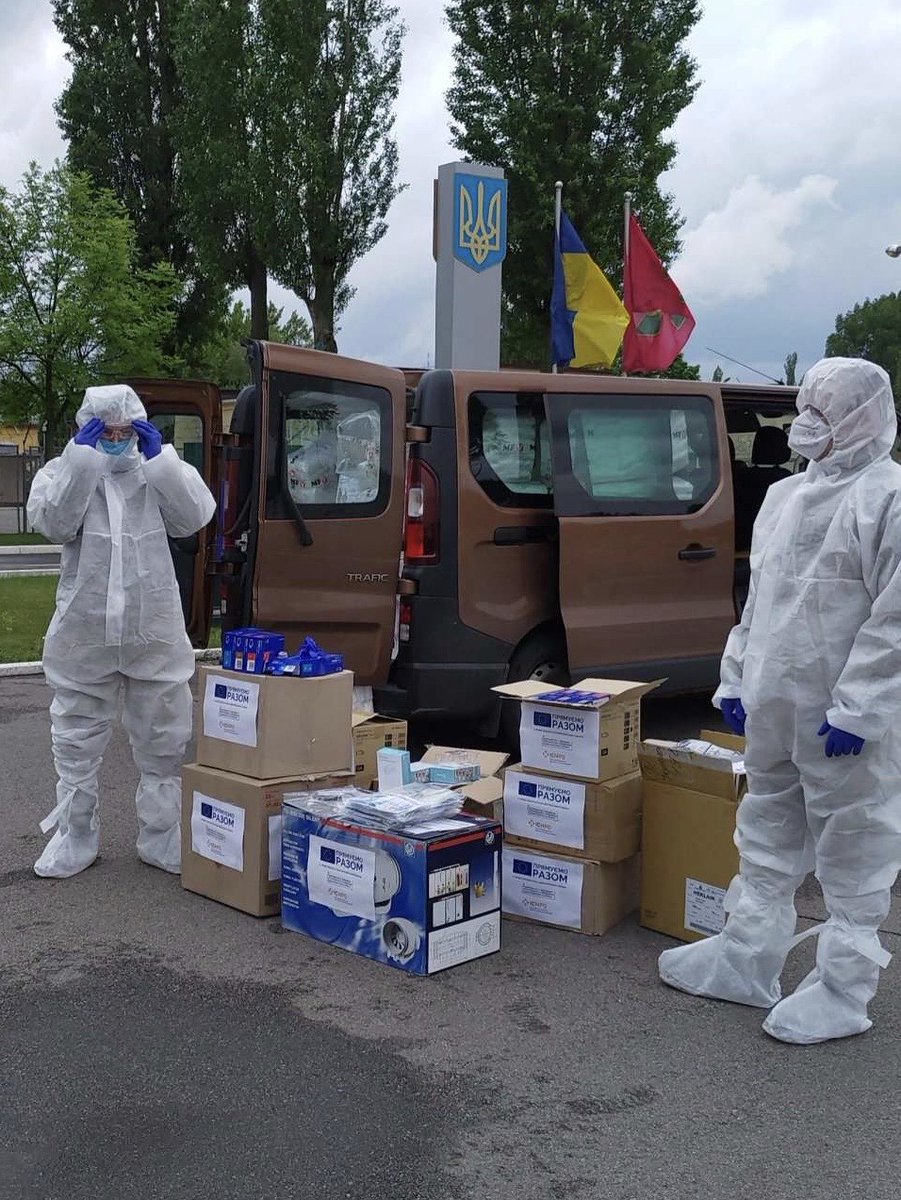 EUDelegationUA's tweet photo. Для забезпечення безпеки прикордонників і мандрівників в умовах COVID-19 ЄС надав @DPSUkraine 2000 респіраторів FFP2, медичних рукавичок, окулярів, костюмів біозахисту та 79 безконтактних термометрів.
#ПрямуємоРазом #ДолаємоCOVID19 #EU4IBM https://t.co/9AKsYLgwwr