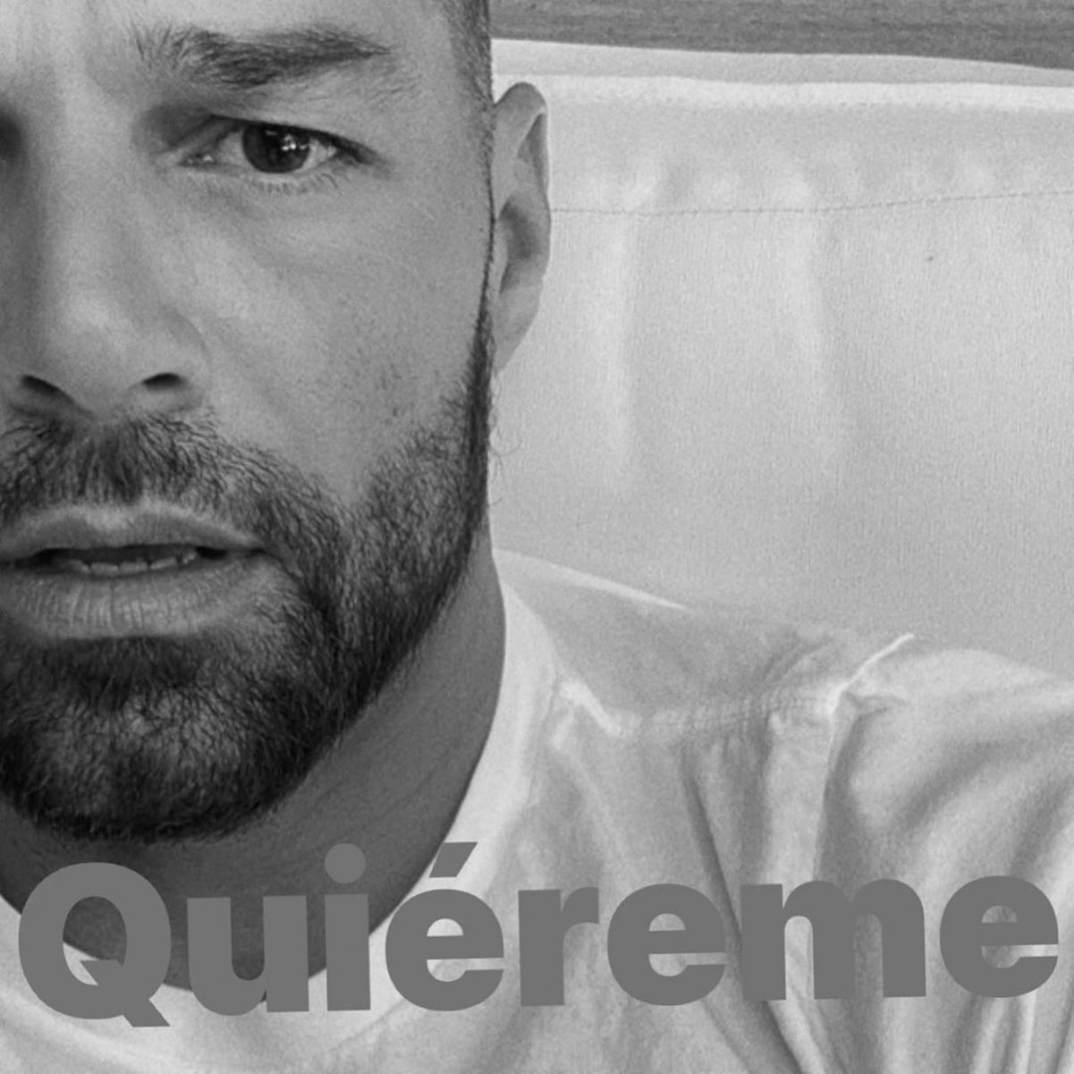 ricky_martin's tweet photo. QUIÉREME #PausaPlay https://t.co/DMASJsNYB6