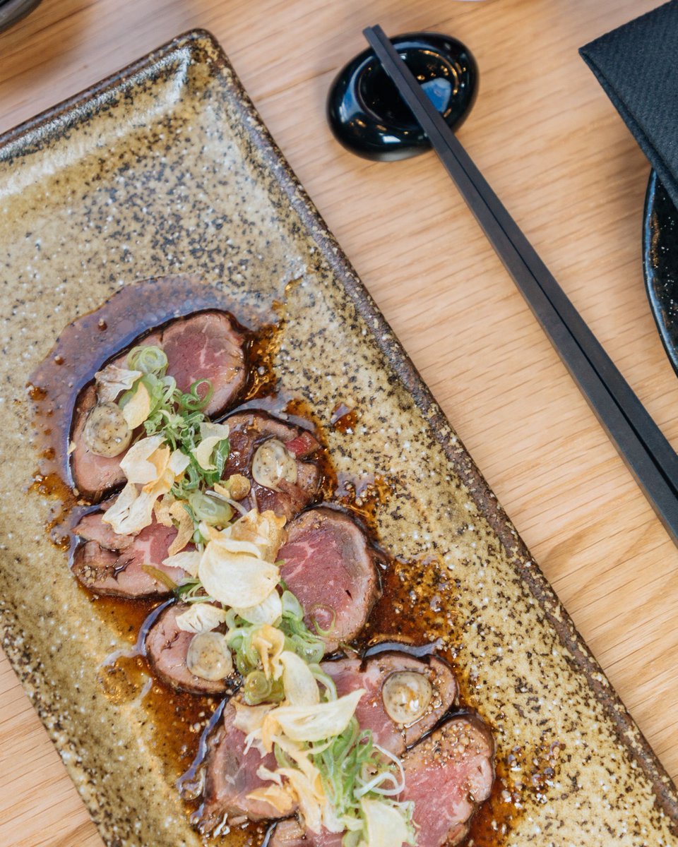 robatasoho's tweet photo. Freshly seared Beef Tataki with yuzu pepper soy, garlic chips, spring onion and truffle aioli. How can you resist right? 🔥 🔥 #robatasoho https://t.co/ZgEXBaK3Ox