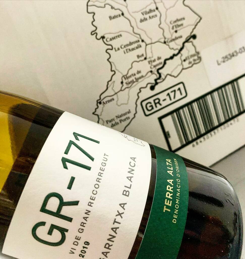 WineloversVins's tweet photo. Augmenta la familia GR, #trekkingwines juntament amb el #GR174 ara podeu donar un tomb per tot el sud de Catalunya.
Sabeu quin es el GR que creua la #TerraAlta? Doncs aquí el teniu! #GR171, un vi 100% Garnatxa Blanca que et transporta per els camins d’a… https://t.co/uSq3I8DxCb https://t.co/XLiXU52Esq