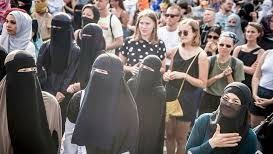 Normally, #Karen would quietly criticize a woman in niqab, w/ 0 thought 2 the woman’s feelings. & 4 SURE wouldn’t have stood in a protest w/ her. Why? Didn’t affect her directly. Now? Karen asked 2 cover her face & doesn’t like it. Cuz NOW she affected. & so go #GOPHypocrisy yo🇺🇸