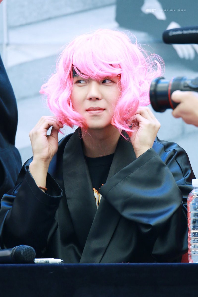 6. random pink wig at a fansignfun! cute! flirty! an homage to the original pink wig. we love it.8/10