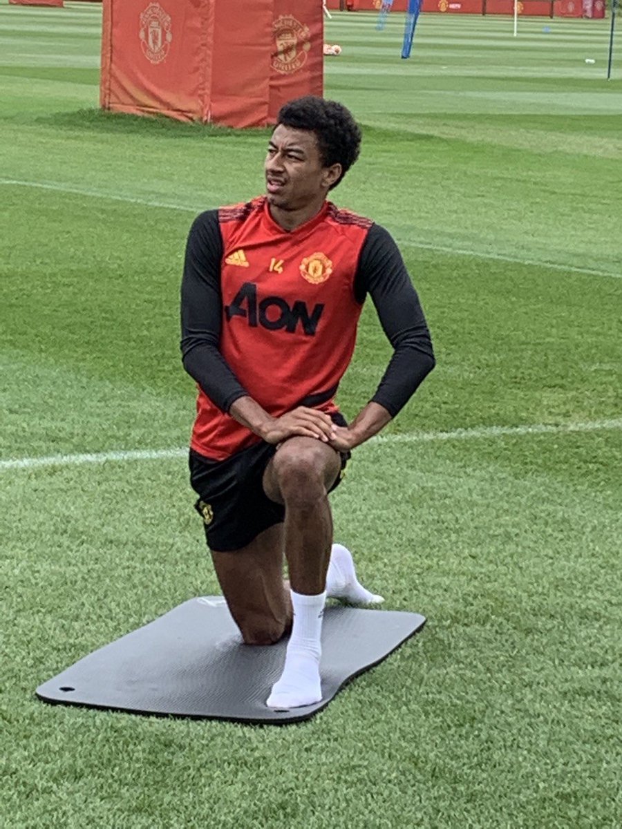 ManUtd's tweet photo. Stretchin' it out 😤

#MUFC https://t.co/HOZzG3gLEZ