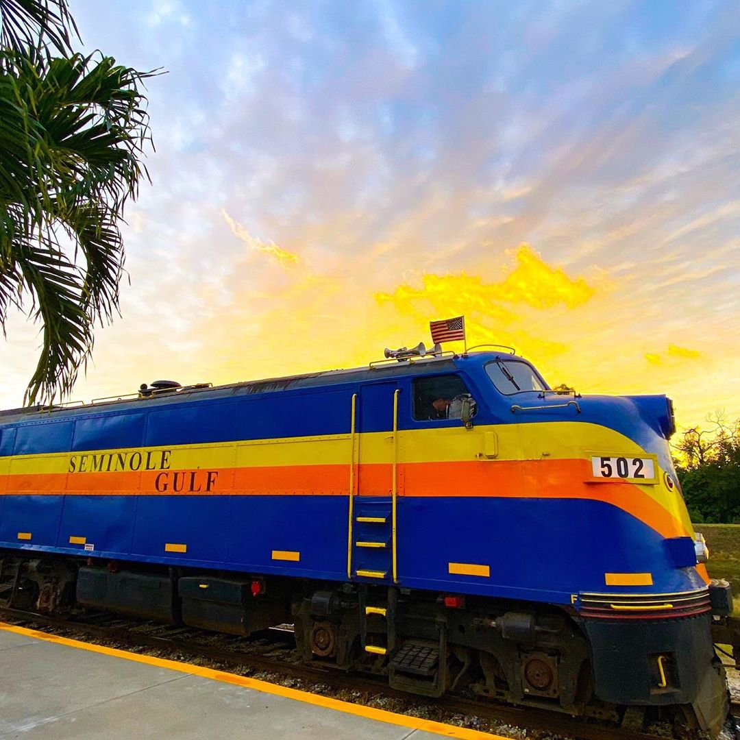 All aboard the Seminole Gulf Railway! 🚂 #DYK? This Ft. Myers train provides a five-course dinner and a show! Help solve a murder mystery as you travel across Southwest Florida. 🕵️ ‍Bookmark this unique activity for future getaways! @FtMyersSanibel #LoveFL 📷: @theflohemian