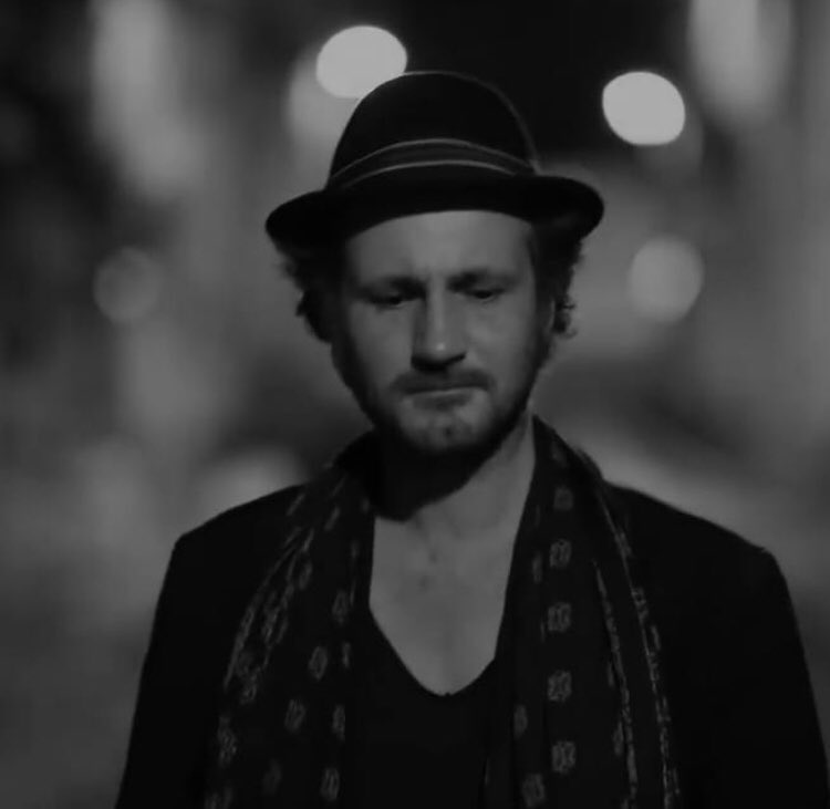 DavidAssarafOff's tweet photo. « Si je n’aime la vie j’aime encore ce moment » vu par Jessy Nottola.
Nuit d’errance dans mémoire vive et rues de Paris.
Charisme lunaire de l’ami Jérôme Goldet à la contrebasse, hypnotiseur de l’œil et de l’oreille ...

https://t.co/ADL5QLlcSL https://t.co/7kjnlzOZrK