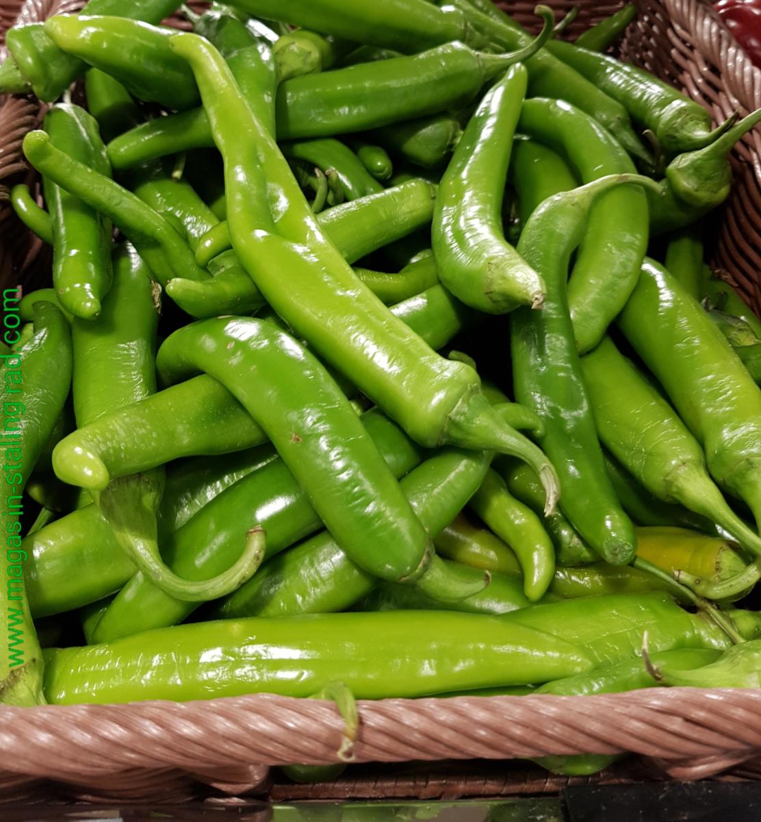 (...) le goût de la tomate, de l'huile d'olive, des épices tunisiennes et bien-sûr des piments verts.Le poisson, lui, est saupoudré de cumin... Pour info chez moi, dans le couscous, on met de la daurade ou du rouget. Le "couscous Sardine", perso jamais vu...Bref, au top !