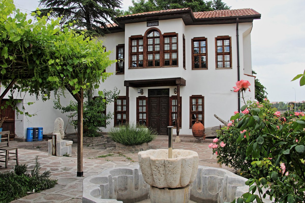 VisitKonyaCity's tweet photo. A #traditional Konya house with a very beautiful #garden.
(Photo by: @ahmetkus6)

#VisitKonya
#travelblogger 
#travel
#architecture 
#architecturelovers 
#nature https://t.co/kgaxreQl9U