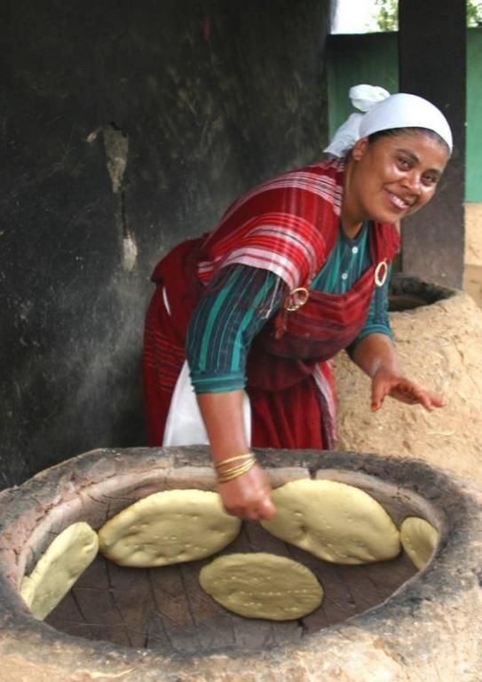 2) Pain : Le "khobz tabouna".Alors oui chaque fois que je prononce le nom de ce pain, tous les marocains ont la même réaction ! Mais bon... les idées doivent rester bien placées et "tabouna" ca veut dire four traditionnel en terre cuite !
