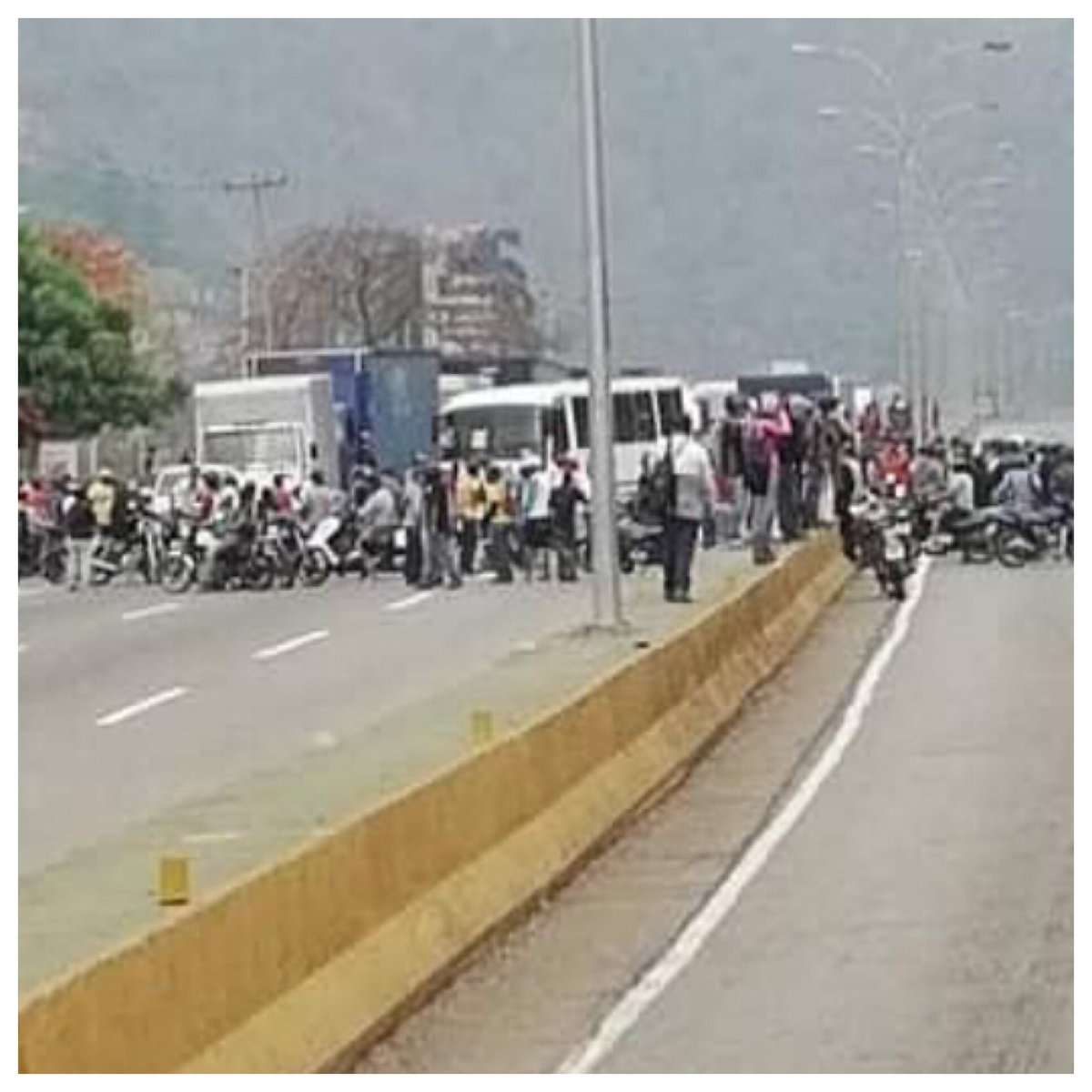 abogadosvenezu1's tweet photo. CORONA👑VIRUS🦠 versus CORONA👑HAMBRE, Trancan la autopista 🛣 Caracas -Guarenas en PROTESTA por la FALTA de GASOLINA⛽️ motorizados🏍 alegan que ellos viven al día y que necesitan trabajar para poder llevar la comida a sus casas https://t.co/gi9kIVVu5c