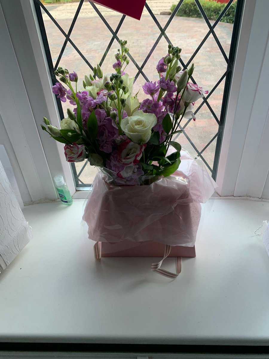 LisaJean87's tweet photo. @marksandspencer hi I ordered these flowers and they are nothing like advertised! Please can you contact me regarding this. https://t.co/kOkDNqZ8Zw