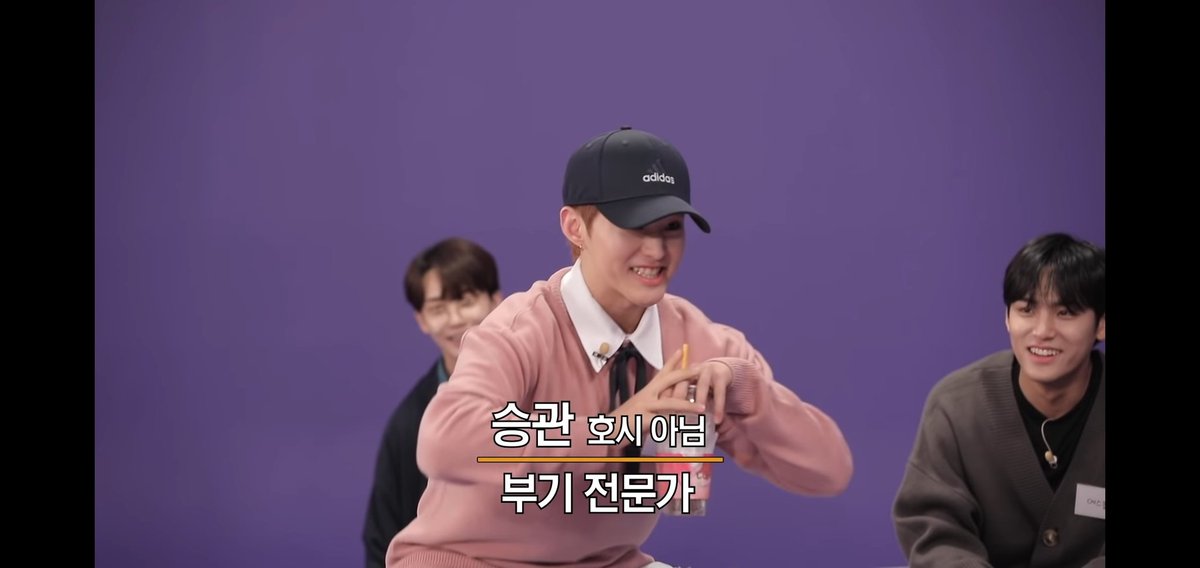 Hoshi imitated Seungkwan's leg exercise that supposedly helps with deswelling.Reference: Knowing Bros Ep. 192 #SEVENTEEN  @pledis_17