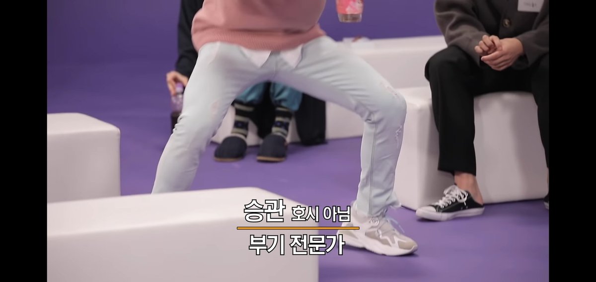 Hoshi imitated Seungkwan's leg exercise that supposedly helps with deswelling.Reference: Knowing Bros Ep. 192 #SEVENTEEN  @pledis_17