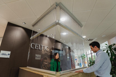 NeilPerryGordon's tweet image. The B-Shield screen provides an extra layer of protection for retail, office, school, hospitality and healthcare applications. #PPE #ClearOfficeProtection #OfficeProtection #Office #ProtectiveScreen hubs.ly/H0qQH5f0