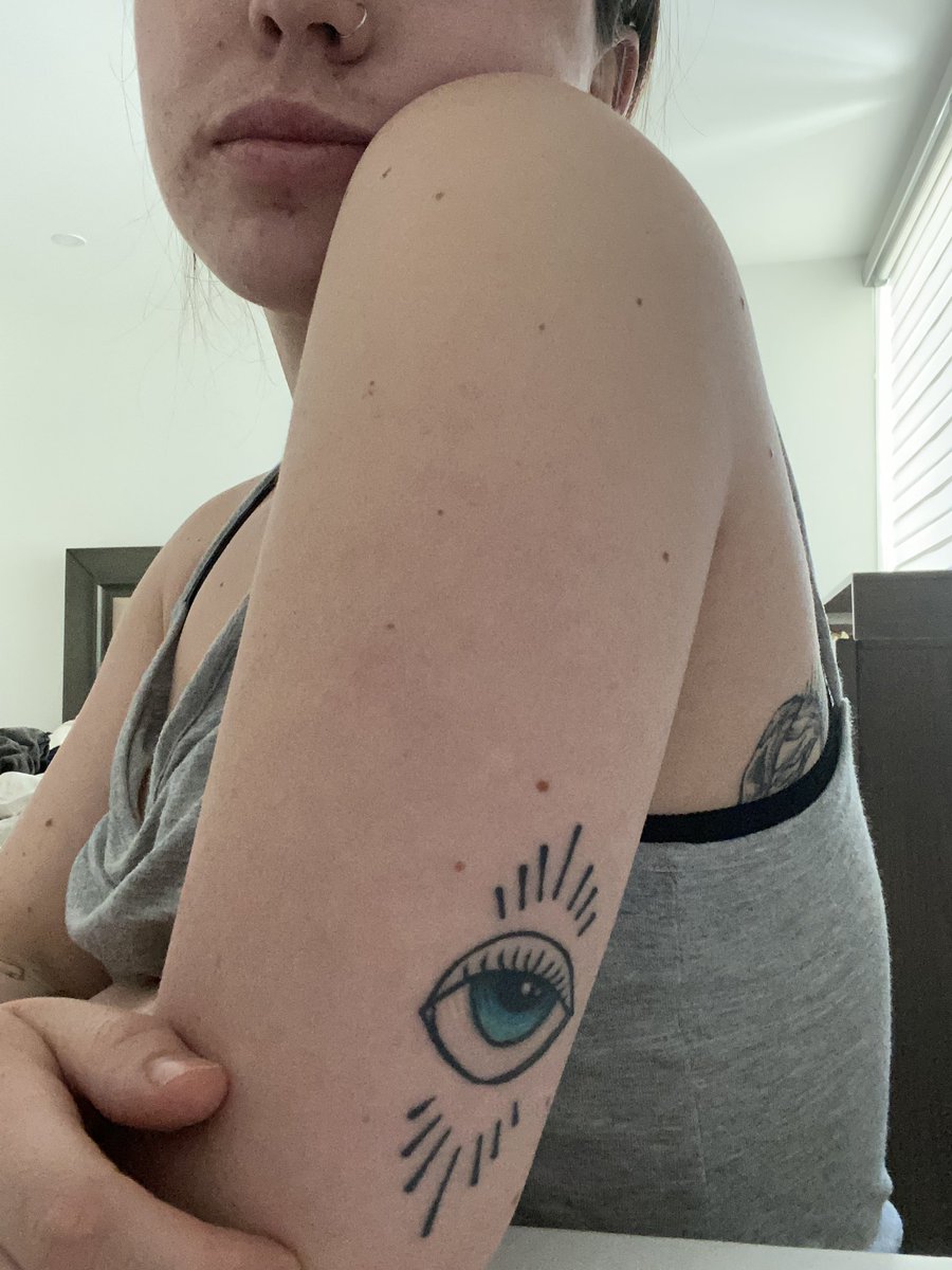 abuulew's tweet photo. Mi primer tweet tiene que ser sobre el tatuaje de un ojo que Florence Welch y yo tenemos en el mismo lugar. Almas gemelas. https://t.co/Uuaf9gSGkI