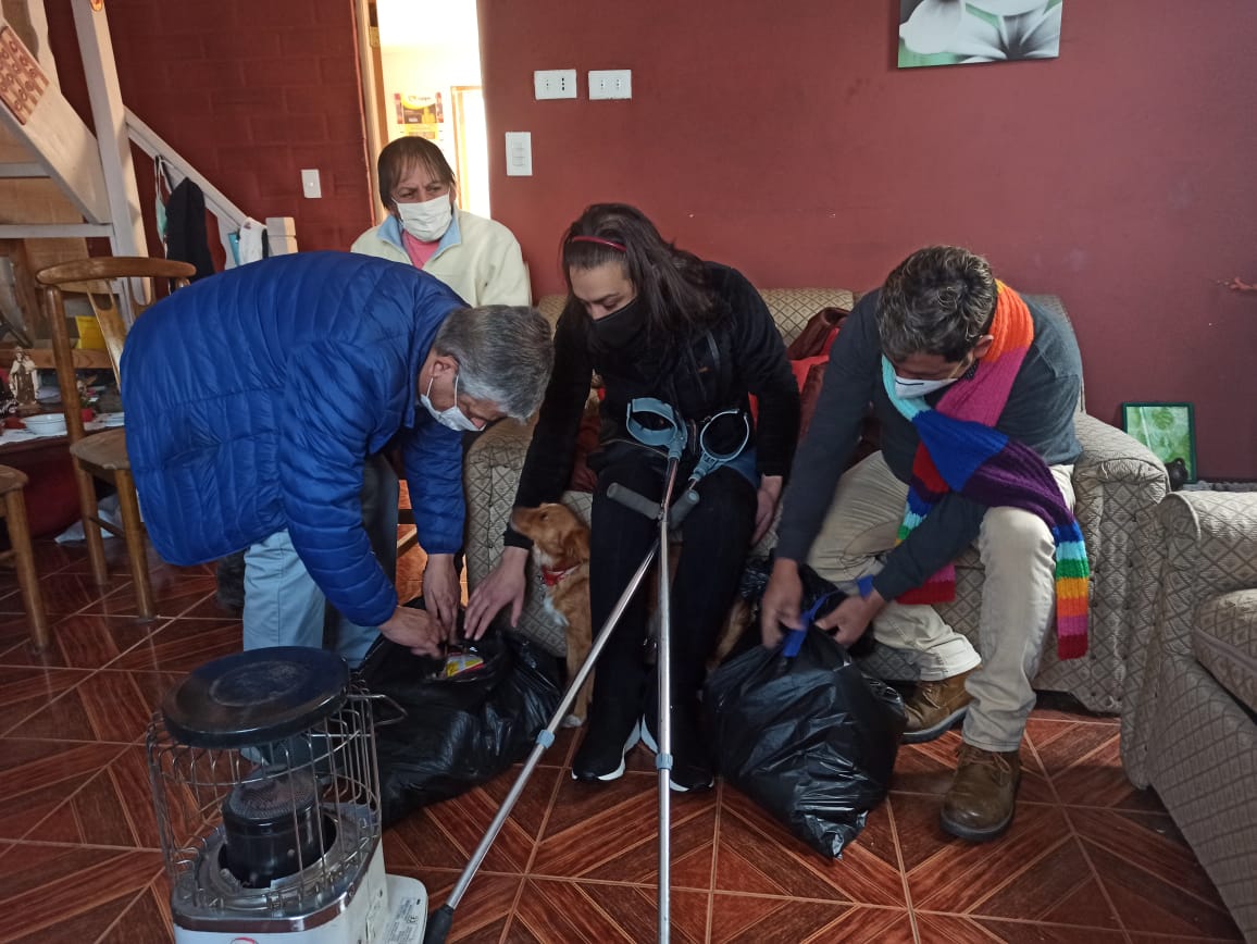SSMaule's tweet photo. Enmarcado en un trabajo colaborativo con @sidamaule,  el director del @SSMaule Luis Jaime, realizó una visita a Javiera, joven trans que ha enfrentado dificultades de salud. Instancia donde junto al Pdte Michael Díaz, entregaron ayuda y conversaron sobre la actual situación❤️🙌 https://t.co/iuEtt9gCqx