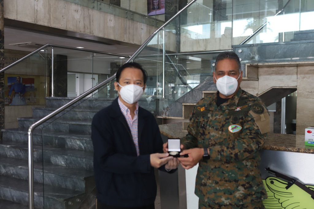 MDefensaRD's tweet photo. En dicho encuentro los representantes del Centro Colonia China hicieron entrega de raciones alimenticias y mascarillas, además intercambiaron ideas de interés entre ambas naciones.
.
#MIDE
#MideInforma. 2/2 https://t.co/tcC2sYoTpU