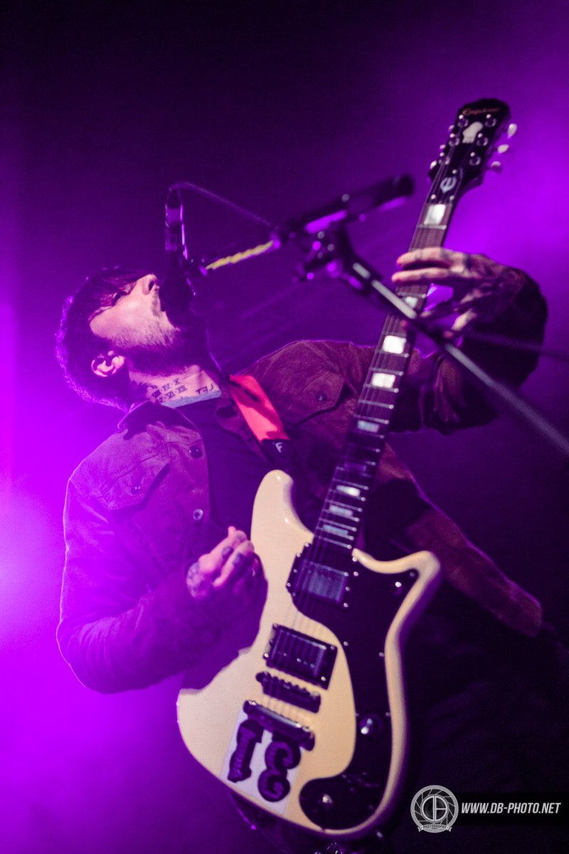 a thread of frank iero but as you scroll you go through the rainbow!! 