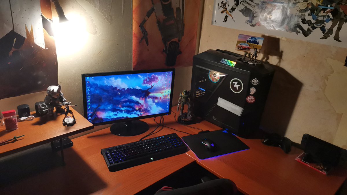 GinawarD15's tweet photo. #SETUPconfinement c'est pas grand chose mais sa fait le taf pour le pc c'est un processeurs rayzen 7 2700x carte mère b450 gaming plus max carte graphique msi gtx 1650 gaming x 32 go de ram en 4x8 et soon un nouveau boîtier j'attends la livraison https://t.co/uN9Z2lgrtD
