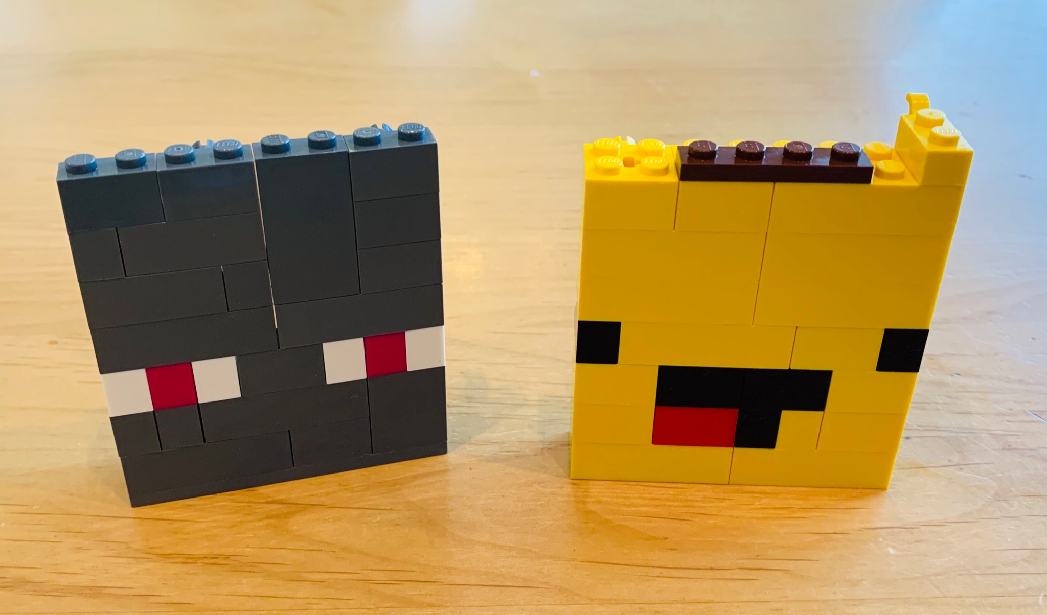 マルカクラフト 余ったレゴブロックにて Minecraftのエンダーマンとyoutubeでお馴染みのバナナ君を作ってみました エンダーマン用の黒色ブロックが不足していたので やむを得ずグレーのブロックにて作成 レゴ マインクラフト T Co