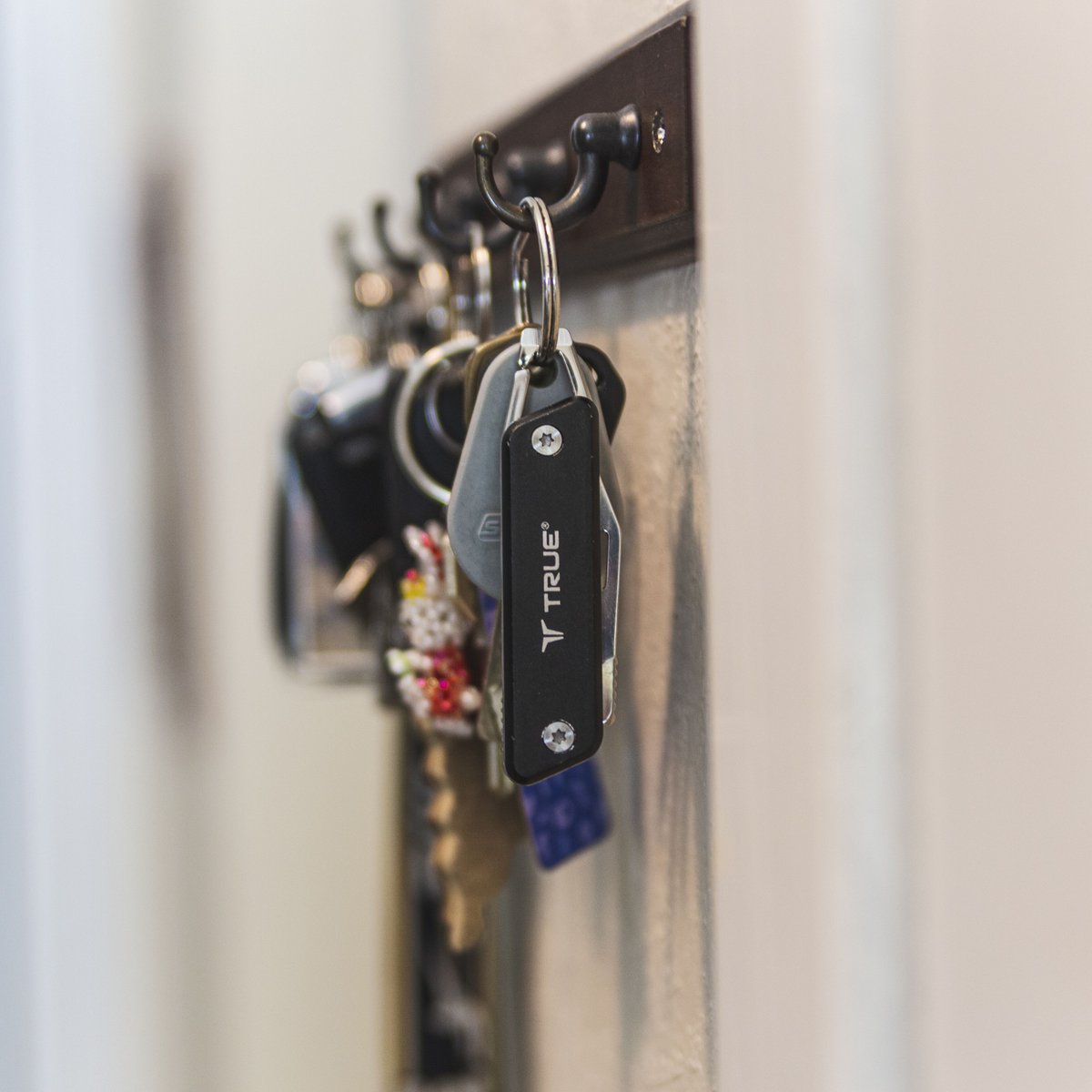 TrueBrandsUSA's tweet photo. 5 Unexpected Uses for a Keychain Knife
1. Whittling
2. Making a sandwich
3. Digging a hole
4. Scraping gum off your shoe
5. Untangling fishing line
#KeychainKnife #new https://t.co/fRAhwtBaka