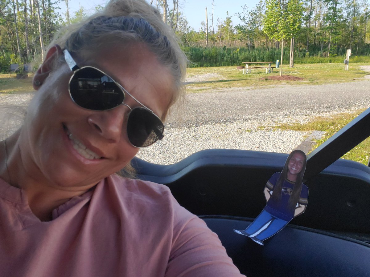 OscarSmithMS's tweet photo. Flat Tiger Teacher hanging with @OscarSmithMS Principal, Dr Schultz! It’s hard work keeping up with Dr. Schultz’s schedule! 💙🐯💛 https://t.co/MnD6TmXWjS