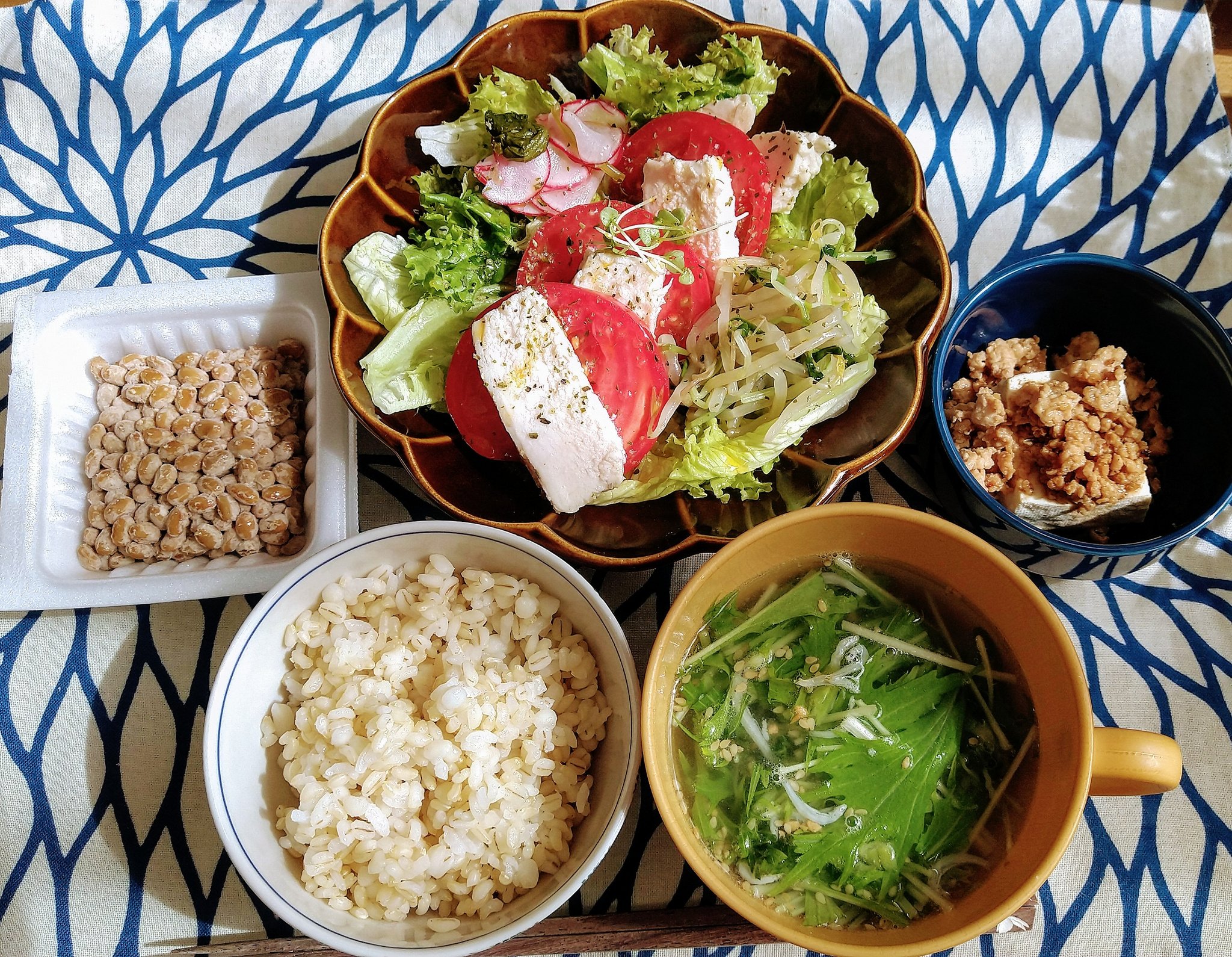 金田アキ おはよう 蒸し鶏とトマトはよく合います かすかに乗っているバジルの芽 新芽を摘んでばかり 双葉 より先になかなか育たないですね 簡単じゃないのもおもしろみ 金田アキ おはよう 蒸し鶏とトマトはよく合います かすかに乗っているバジルの芽 新芽を摘んでばかり 双葉 より先になかなか育たないですね 簡単じゃないのもおもしろみ