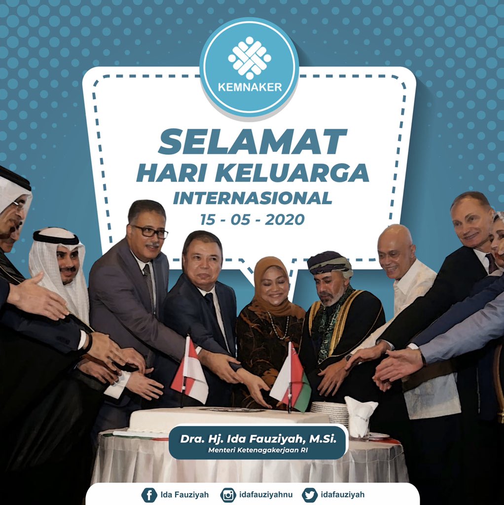 Semoga bunga makin merekah,
Sudah merekah bau harumnya. 
Semoga Jum’at ini berkah,
Jangan lupa banyak berdoa. 
Selamat Hari Keluarga Internasional 
@idafauziyah 
#menakeridafauziyah 
#internationalfamily 
#bowotimumun