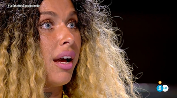 Supervivientes's tweet photo. ¿De qué lado estás?

🔄 @yiyadelguillen 
❤️ @vickylarrazofi 

https://t.co/0FBgMJbayp #SVGala13 https://t.co/zskIrvtTLp