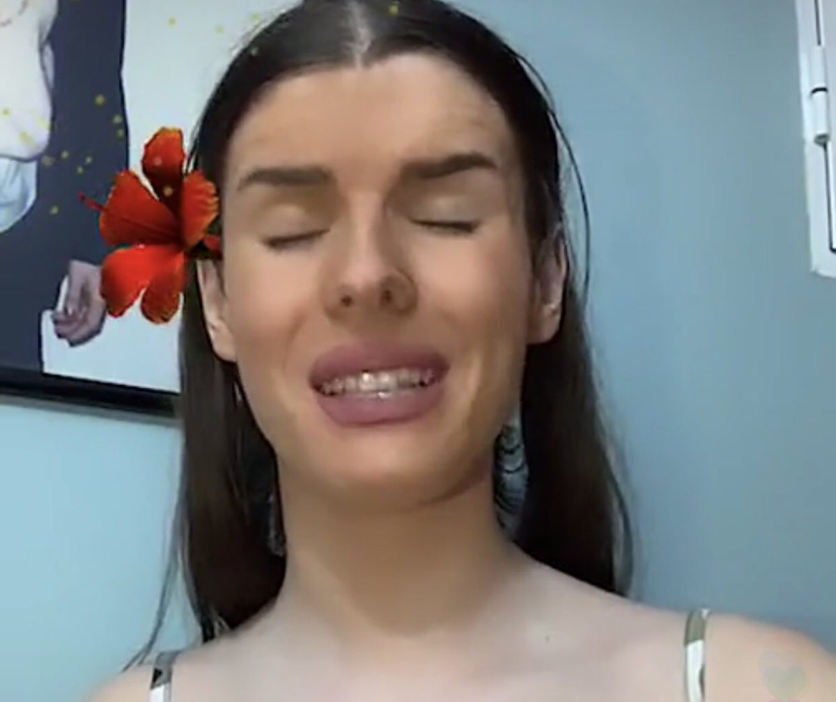 laparedcasada's tweet image. ¿Os gusta mi nuevo color de piel? Tenía complejo de pitufo, si le veis la lengua azul ya sabéis porq, ¿a que si princesita davida?