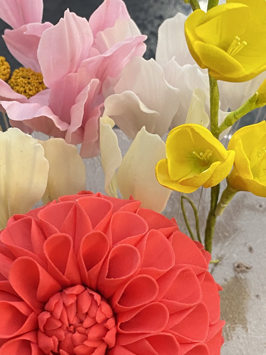 ivorytowercakes.com Sneaky  peek at the sugar flowers I’m working on for the next online sugar flowers class - interactive online evening class &amp; tutorials,😜🌸❤️
#online #sugarflowers #eveningclasses #sugar #ivorytowercakes #privatetuition 
ivorytowercakes.com