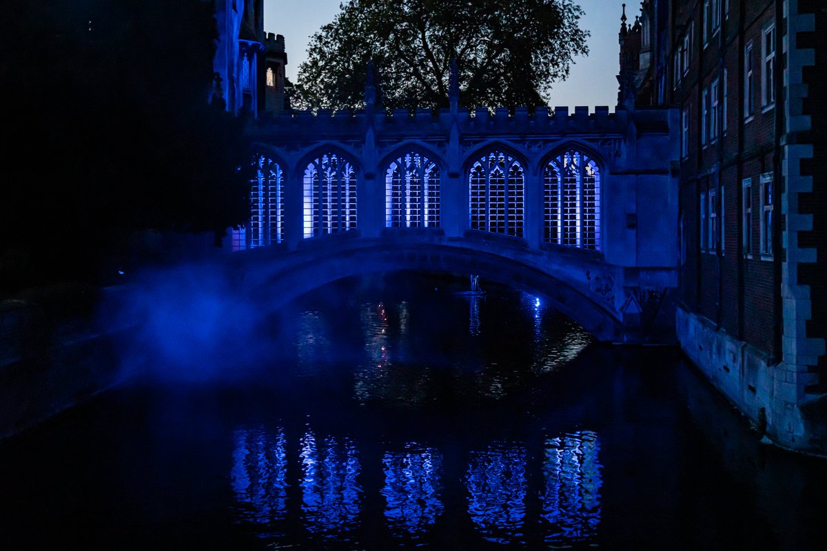 And another stunning shot from postgraduate student photographer @nordincatic. He captured the Bridge of Sighs illuminated in blue tonight in tribute to NHS staff and other key workers. #lightitblue #clapforkeyworkers #ClapForOurCarers #clapforNHS #thisisjohns