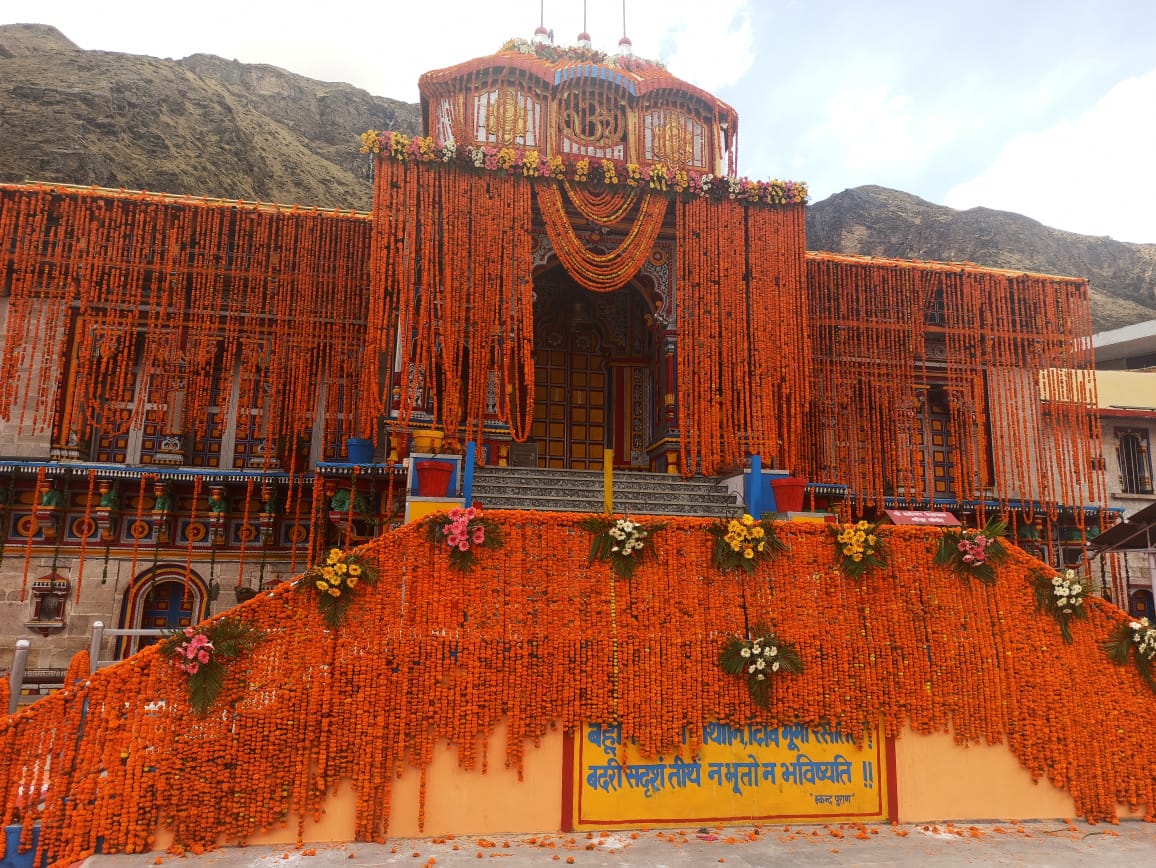 100rabhcyber's tweet photo. भगवान बदरीनाथ के कपाट खुलने के अवसर पर बदरीनाथ के मंदिर को गेंदे के फूलों से भव्य रूप से सजाया गया है। कल सुबह ब्रह्ममहूर्त में 4 बजकर 30 मिनट पर 28 लोगो की मौजूदगी में भगवान बद्रीविशाल के कपाट ग्रीष्मकाल के लिए खोल दिए जाएंगे। https://t.co/6Bs3dLN2XV