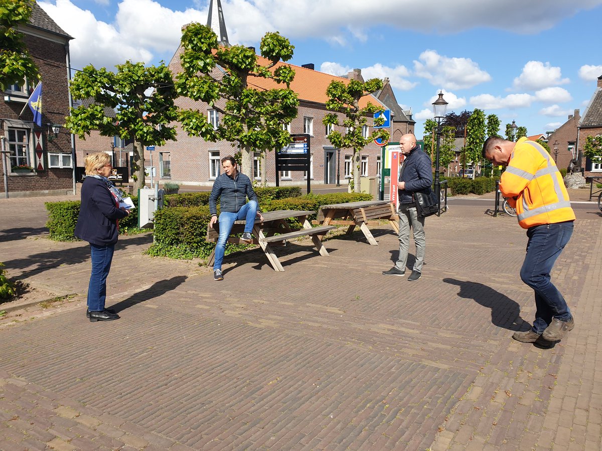 debbiehees01's tweet photo. Vanochtend hebben we met horecaondernemers rondom het plein in de kern Reuver, Beesel en Offenbek gesproken over de mogelijkheden om de pleinen in te zetten als corona-veilig terras. Hopelijk kunnen de terrassen binnenkort naar buiten. 
#gewoonsamen #gemeenteBeesel https://t.co/MCkOaxtc6h