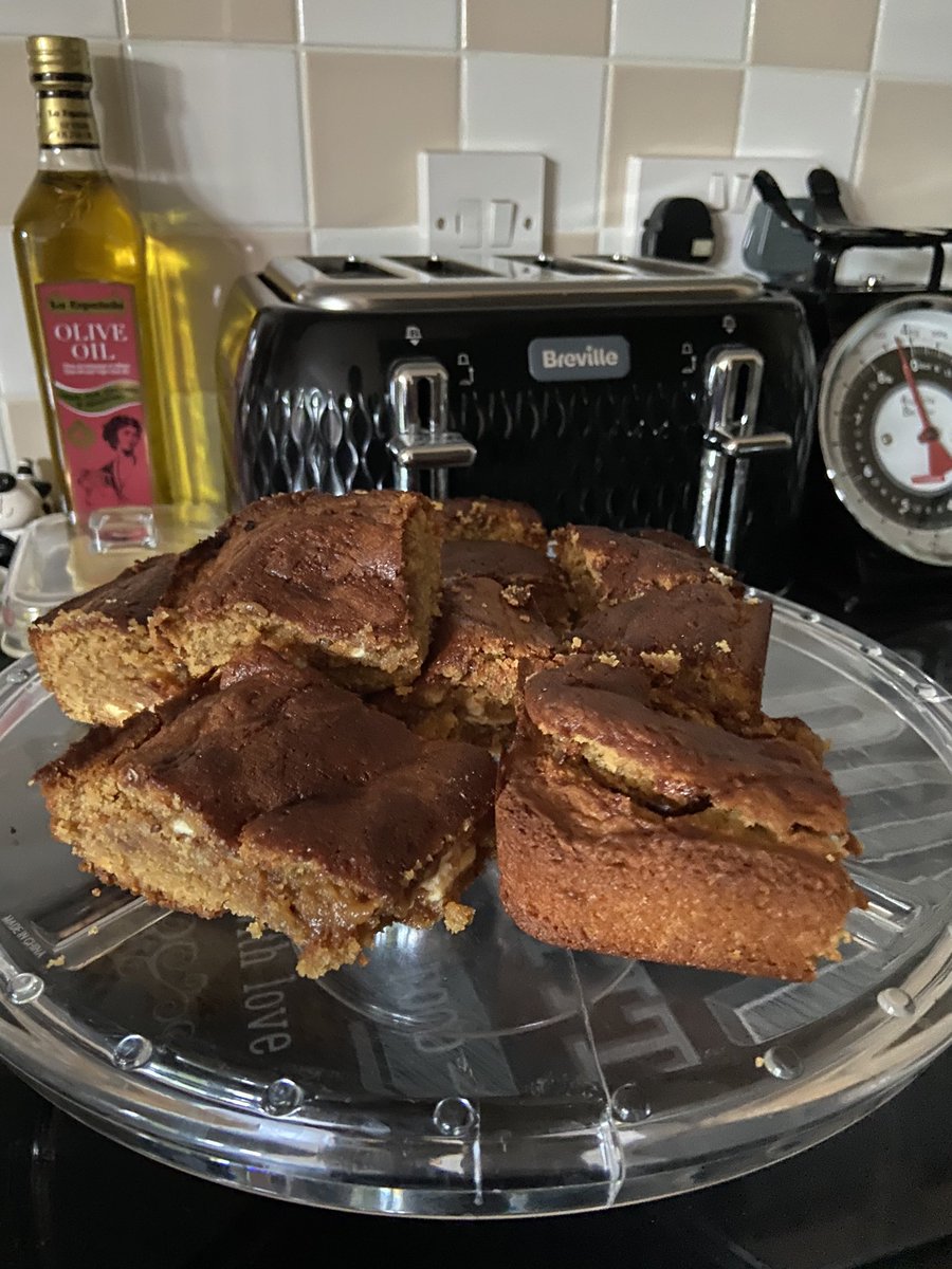 PBienasz's tweet photo. Expectations vs Reality🥴 fair to say I give up on baking https://t.co/STHYdtnCVe