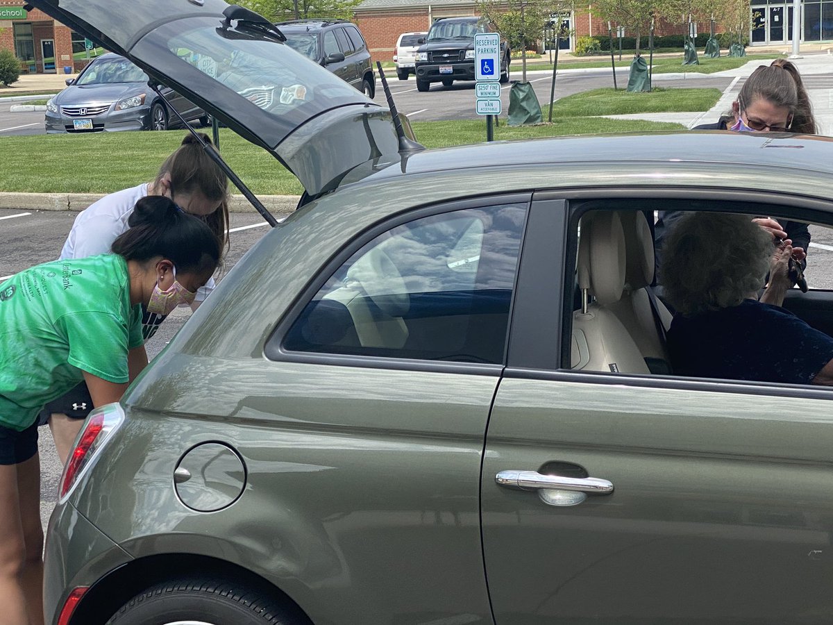 traceylcarson's tweet photo. Watch @MasonSchools Mom Casey Moran on @WLWT tonight @ 5:30 to learn about how #DayOfGiving is supporting neighbors w/ personal care items through the #CometCupboard. https://t.co/cQVATHsQuc