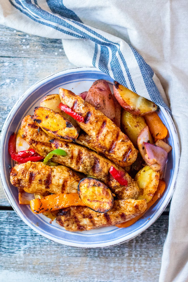 lifecrustcutoff's tweet photo. #ad Chicken Fajita Hash is my new favorite thing to grill! Tender marinated chicken on top of grilled potatoes and veggies, yum! I used Mazola Corn Oil to make an amazing marinade I will be using all summer long! #MyMazolaMarinade

https://t.co/pErTCp8jnL https://t.co/FzoT7kaNI5