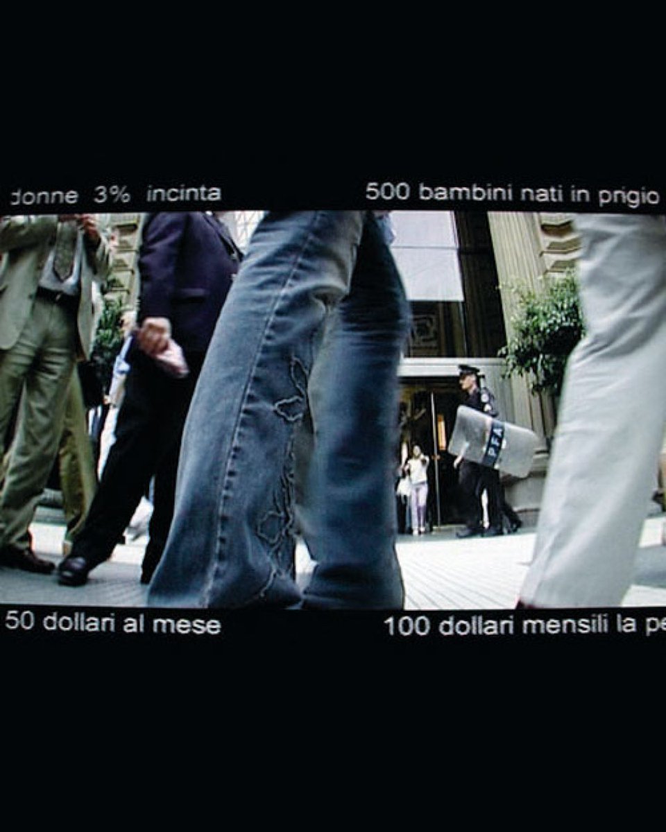 Museo_MAXXI's tweet photo. In prima visione alle 22:00 su YouTube per #ArteinPrimeTime: "Volver atrás para ir adelante" (2003) di Gea Casolaro. Un viaggio simbolico nella storia recente argentina, in un centro commerciale, che al tempo della dittatura era stato luogo di tortura. 👉 https://t.co/0u4HFa1JFe https://t.co/MfZveYYExU