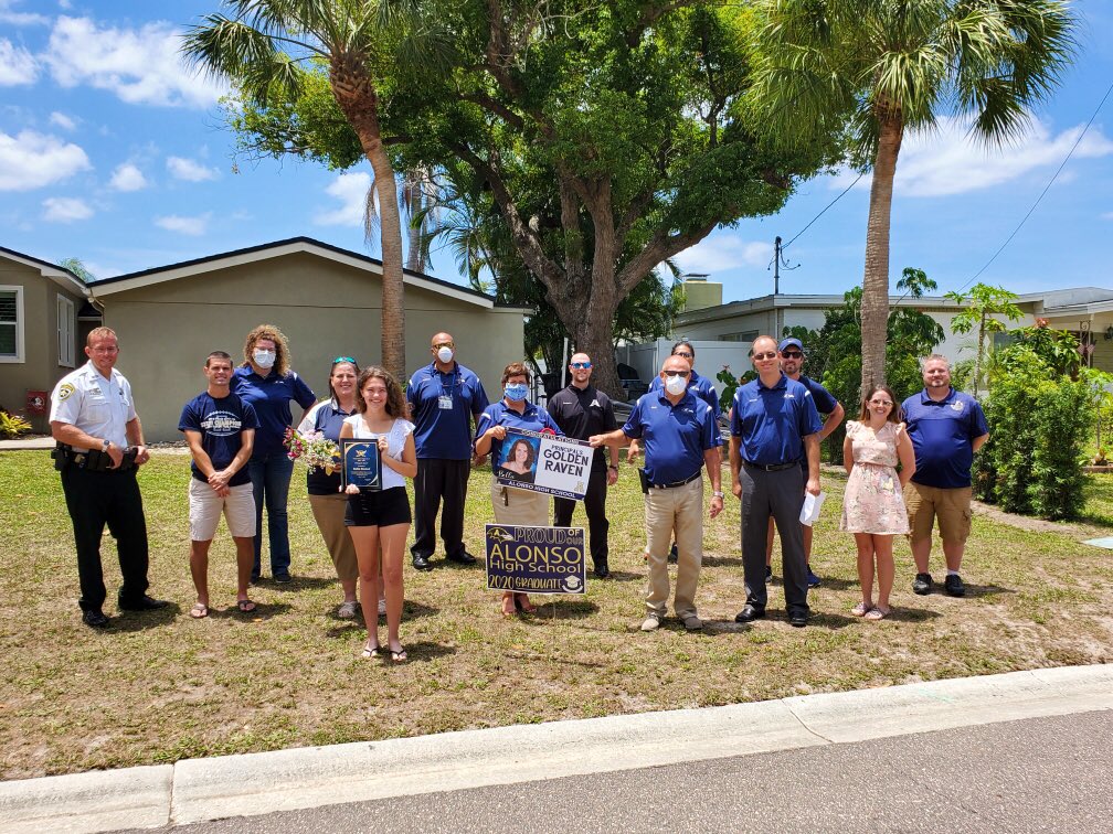 BellaBozied's tweet photo. It means the world and more to me to be honored with the Principal’s Golden Raven Award!
I love this school, and the staff that keeps it at its best, with all my heart!! This truly brightened my day and I’m overwhelmed by it all!
💙Yellow and blue hearts forever💛 https://t.co/tAHS8JiOOu
