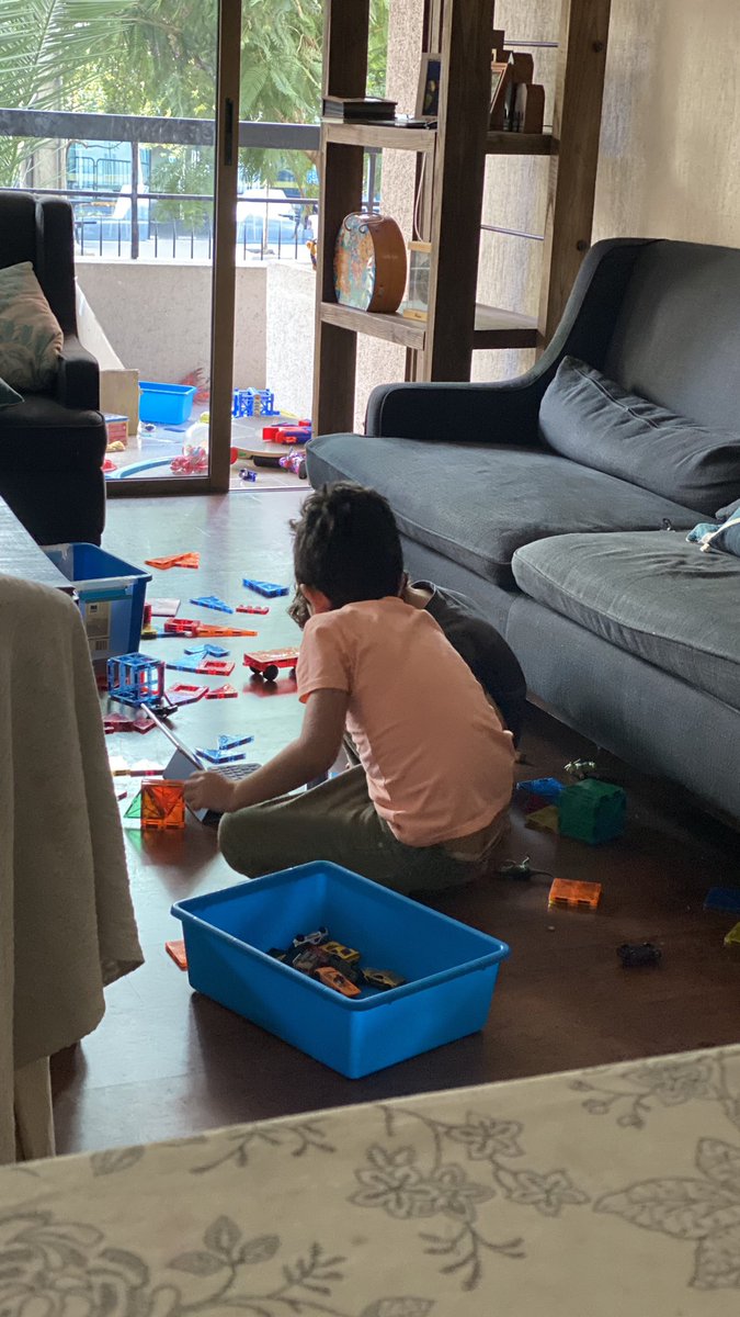 sergiodn's tweet photo. Ok. Oficialmente los cuarentenials se autogestionan. Tenemos tantas videollamadas en paralelo que N2 acompaña a N3 en sus clases. https://t.co/eRZOZJRD5p