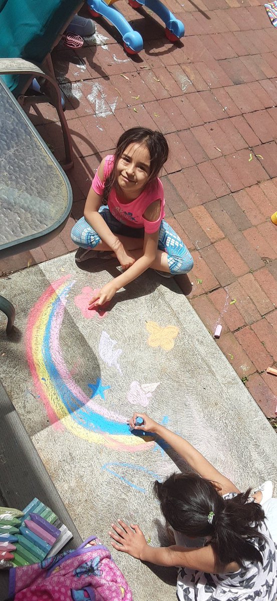 Vazquez308's tweet photo. M is enjoying this beautiful day drawing with chalk with her sisters!!! #beautifulday #chalktime #rainbows #butterflies #RBBisBIA @Josefin09468416 @rbpsEAGLES https://t.co/Kzqye1NM5B