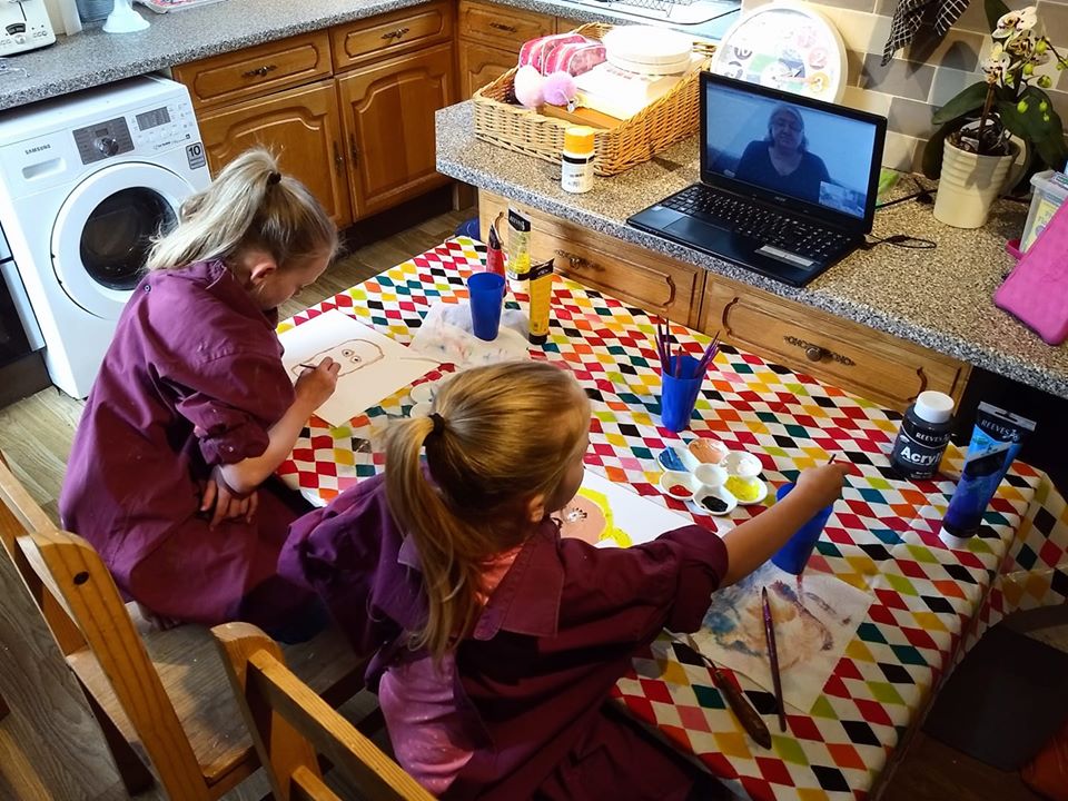 KatheeNR9's tweet photo. #GraysonsArtClub coved19 The grandchildren's art class with Nanny https://t.co/4YAy5wuaS1