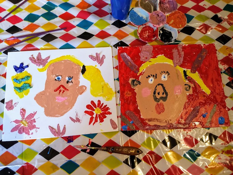 KatheeNR9's tweet photo. #GraysonsArtClub coved19 The grandchildren's art class with Nanny https://t.co/4YAy5wuaS1