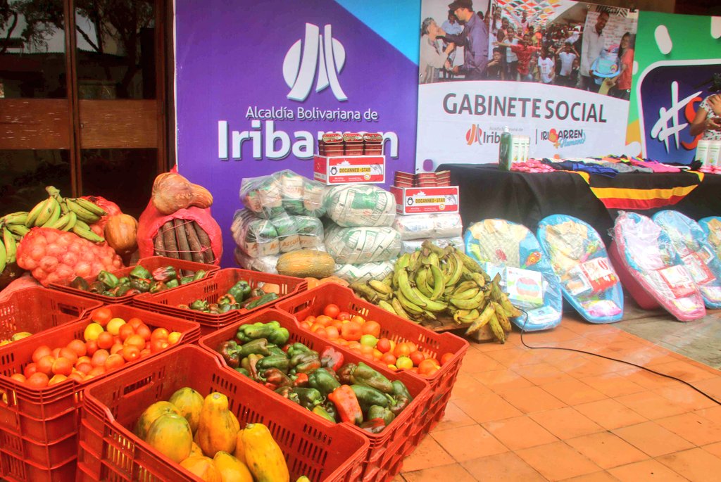 gestionperfecta's tweet photo. #14May Nuestro Alcalde del municipio Iribarren @LuisJonasReyes continúa brindando aportes para el PASI de la Villa Bolivariana, recibimos alimentos, canastillas, ropa, artículos de higiene y limpieza para los venezolanos que han llegado progresivamente. Trabajo en equipo! https://t.co/1OIqqodjLR