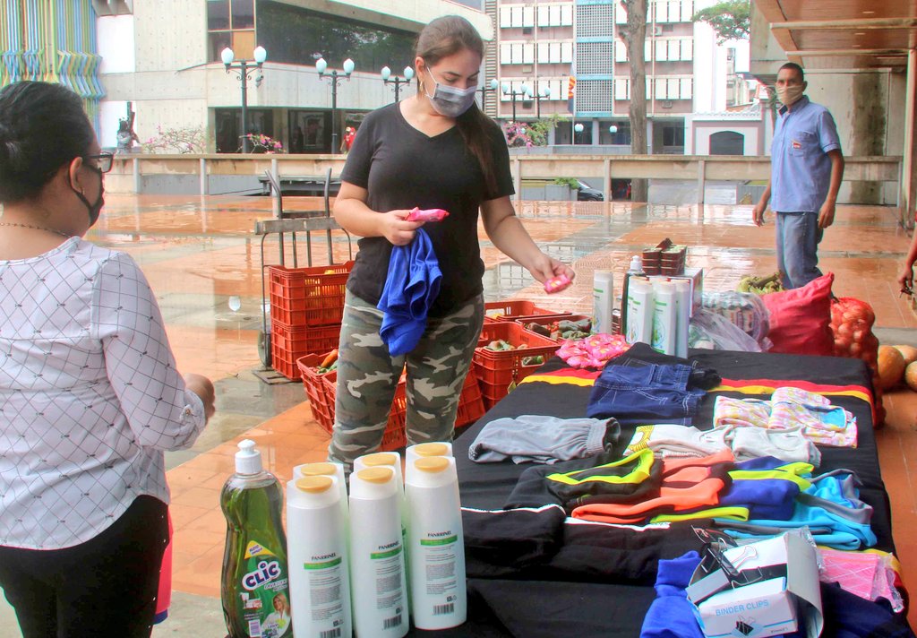 gestionperfecta's tweet photo. #14May Nuestro Alcalde del municipio Iribarren @LuisJonasReyes continúa brindando aportes para el PASI de la Villa Bolivariana, recibimos alimentos, canastillas, ropa, artículos de higiene y limpieza para los venezolanos que han llegado progresivamente. Trabajo en equipo! https://t.co/1OIqqodjLR