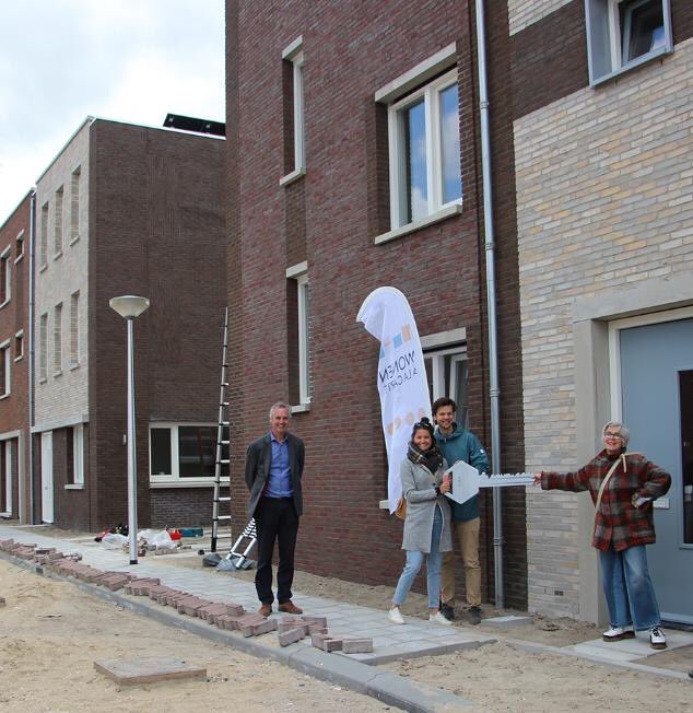 karinschrederh2's tweet photo. Prachtig project in #Harnaschpolder #Wonen a la Carte-concept. De symbolisch sleutel overgedragen aan de eerste bewoners. https://t.co/7Qruq7elRg