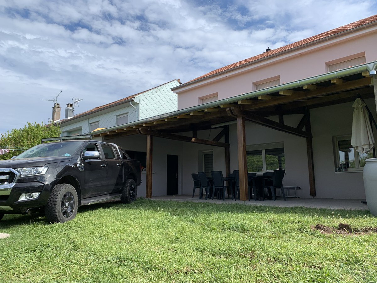 CharlesJoohnson's tweet image. Je me suis lancé dans une nouvelle aventure il y a peu. Désormais capable de vous faire du très bon boulot, n’hésitez pas, pour tout vos travaux de Charpente, Couverture et Zinguerie ! 😎⚒🤙🏽