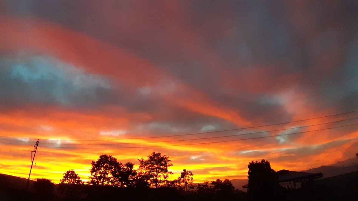 expe_inbackpack's tweet photo. A beautiful evening sky in hill area....😍

#sky #sunset #sunsetlover #sunsetphotography @JustSunsetVibes #evening #mesmerising #colourful #colourfulsky #NaturePhotography #traveltomorrow #eveningsky .... https://t.co/Hg7WsTdmMZ
