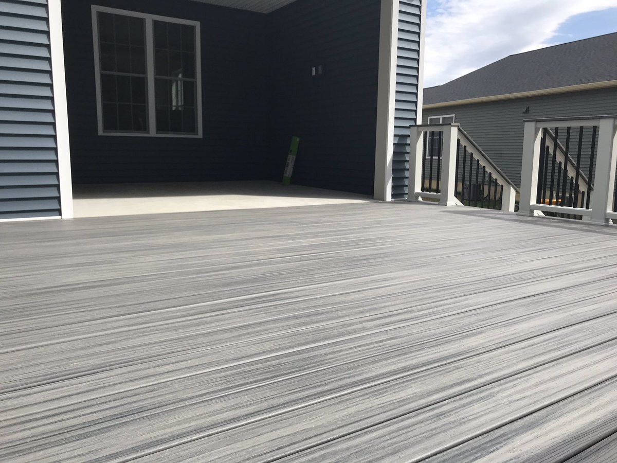 amyc0010's tweet photo. So much going on at the house...🏡🤗❤️🙌🏻 #ThursdayMotivation #newhome #trexdeck #landscaping #lovebeinghome https://t.co/BA4wj1BTe5