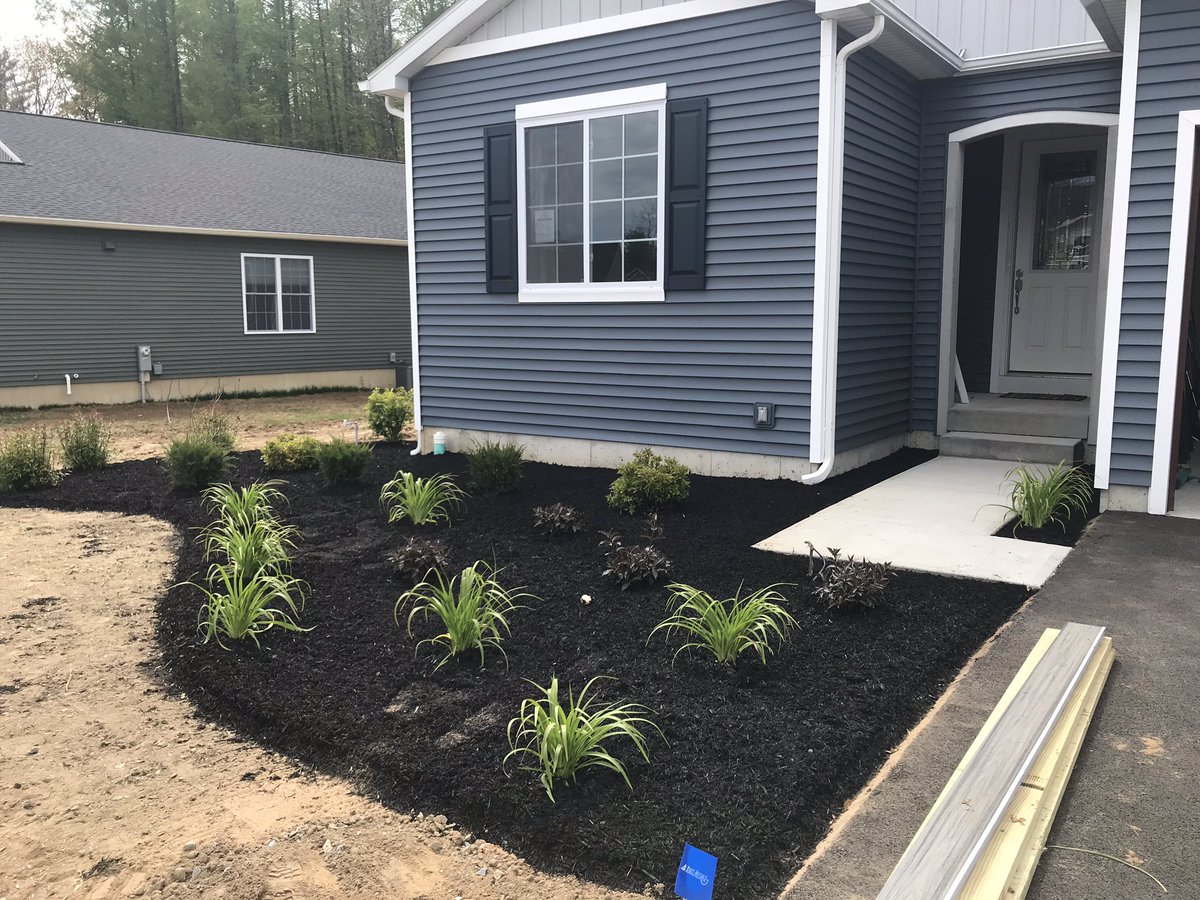 amyc0010's tweet photo. So much going on at the house...🏡🤗❤️🙌🏻 #ThursdayMotivation #newhome #trexdeck #landscaping #lovebeinghome https://t.co/BA4wj1BTe5